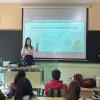 Estudiantes del Campus de Huesca explicando el proyecto MicroMundo en el IES Ramón y Cajal