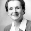 Rachel Carson Official photo as FWS employee. c. 1940. https://es.wikipedia.org/wiki/Rachel_Carson#/media/Archivo:Rachel-Carson.jpg