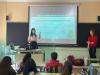 Estudiantes del Campus de Huesca explicando el proyecto MicroMundo en el IES Ramón y Cajal