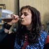 Mujer bebiendo de la botella en Sin techo ni ley, 1985