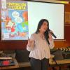 Las herramientas divulgativas centran el encuentro. En la foto Andrea Ariño, del Campus de Huesca de Unizar, con el cómic que explica su tesis doctoral sobre la causalidad en castellano