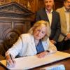 La rectora de Unizar firma en el Libro de Honor de Huesca