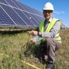 El investigador Jaume Tormo en una instalación solar