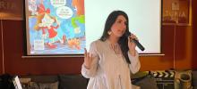 Las herramientas divulgativas centran el encuentro. En la foto Andrea Ariño, del Campus de Huesca de Unizar, con el cómic que explica su tesis doctoral sobre la causalidad en castellano