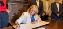 La rectora de Unizar firma en el Libro de Honor de Huesca