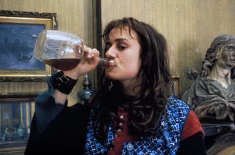 Mujer bebiendo de la botella en Sin techo ni ley, 1985 Mujer bebiendo de la botella en Sin techo ni ley, 1985
