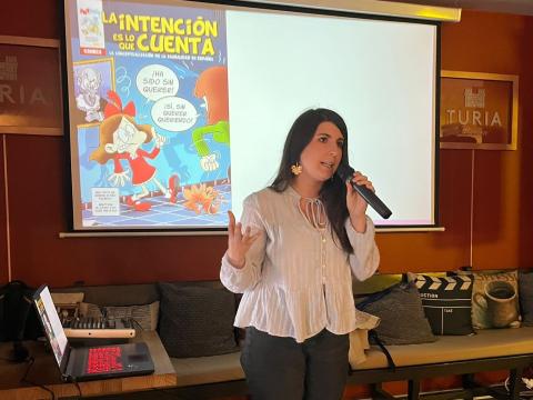 Las herramientas divulgativas centran el encuentro. En la foto Andrea Ariño, del Campus de Huesca de Unizar, con el cómic que explica su tesis doctoral sobre la causalidad en castellano