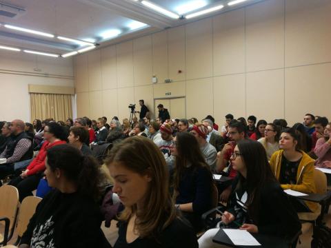 Estudiantes en un acto de la Facultad oscense Estudiantes en un acto de la Facultad oscense