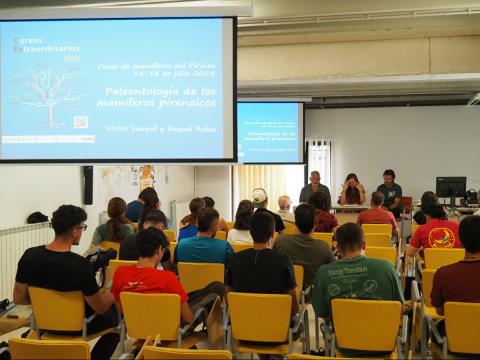 Sesión del "XI Curso Mamíferos del Pirineo" celebrado en Jaca, bajo la dirección de Juan Herrero (Campus de Huesca-Unizar) y Jesús Martínez (IPE-CSIC)