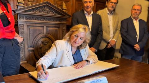 La rectora de Unizar firma en el Libro de Honor de Huesca