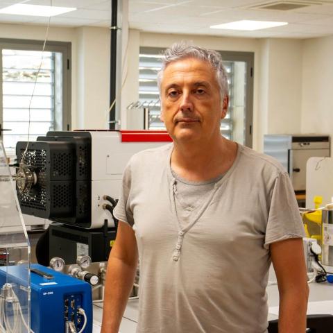Joan Manyá, en los laboratorios de la Escuela Politécnica del Campus de Huesca