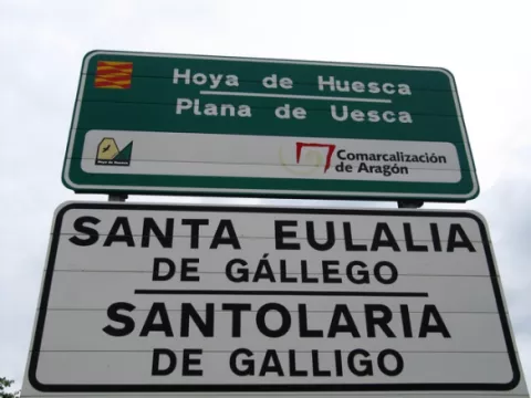 Cartel en aragonés y castellano en la localidad de Santolaria (Plana de Huesca)