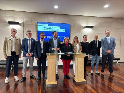 Participantes en el acto de firma del convenio de la nueva Cátedra