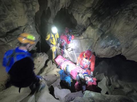 Prácticas de espeleología del Máster en Montaña de Huesca