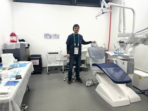 El profesor del Campus de Huesca Alejandro de la Parte, en las dependencias sanitarias de los JUegos Olímpicos en Italia