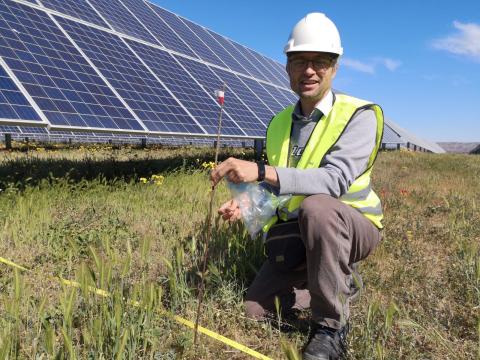 El investigador Jaume Tormo en una instalación solar
