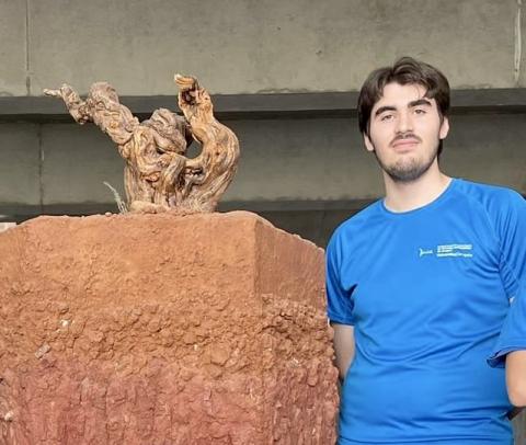 Víctor Casero, en La EPS del Campus de Huesca, ante un corte de suelo de viñedos del Somontano